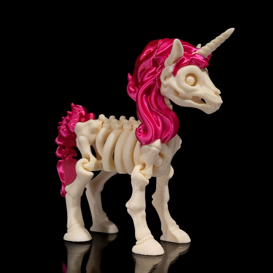 Aurelia Skeleton-Einhorn 3D-Figur - verträumtes Gothic Deko-Highlight mit sanfter Ausstrahlung, weiße Knochenstruktur, Einhorn-Design mit Horn, Gecko3D Sammelfigur