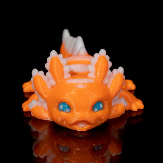 "Baby Candy Axolotl 3D-Figur in bonbonorange-weißer Farbgebung mit energiegeladenem Gesichtsausdruck, süßer Wirbelwind mit voll beweglichen Gelenken"Gecko3d