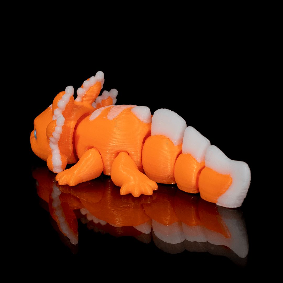 "Baby Candy Axolotl 3D-Figur in bonbonorange-weißer Farbgebung mit energiegeladenem Gesichtsausdruck, süßer Wirbelwind mit voll beweglichen Gelenken"Gecko3d