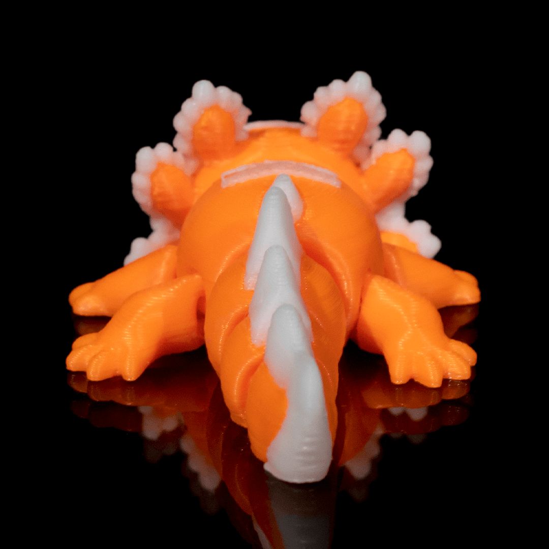 "Baby Candy Axolotl 3D-Figur in bonbonorange-weißer Farbgebung mit energiegeladenem Gesichtsausdruck, süßer Wirbelwind mit voll beweglichen Gelenken"Gecko3d