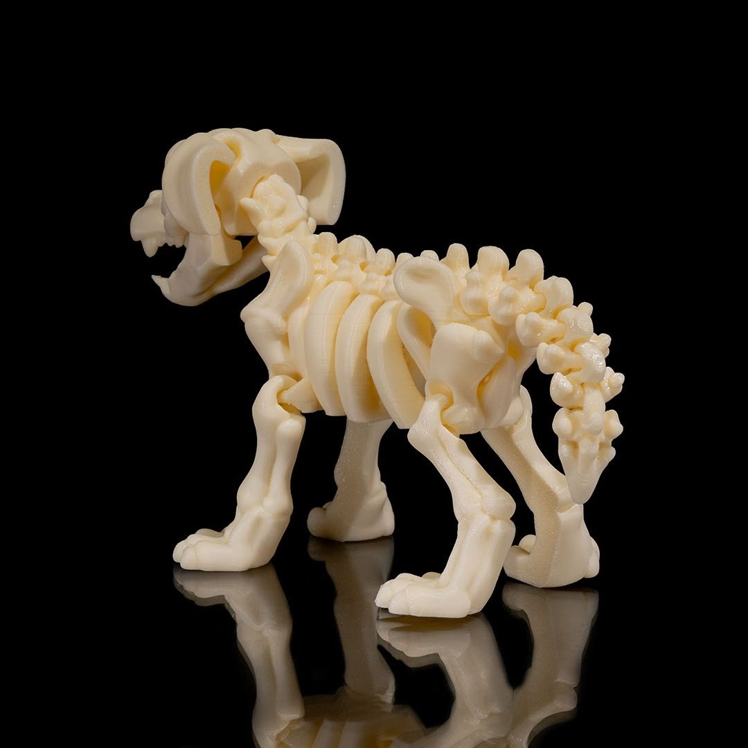 Bone, der treue Skeleton-Hund aus hochwertigem 3D-Druck mit loyalem Blick und aufmerksamer Haltung - zuverlässige Gothic Deko-Figur von Gecko3D.de