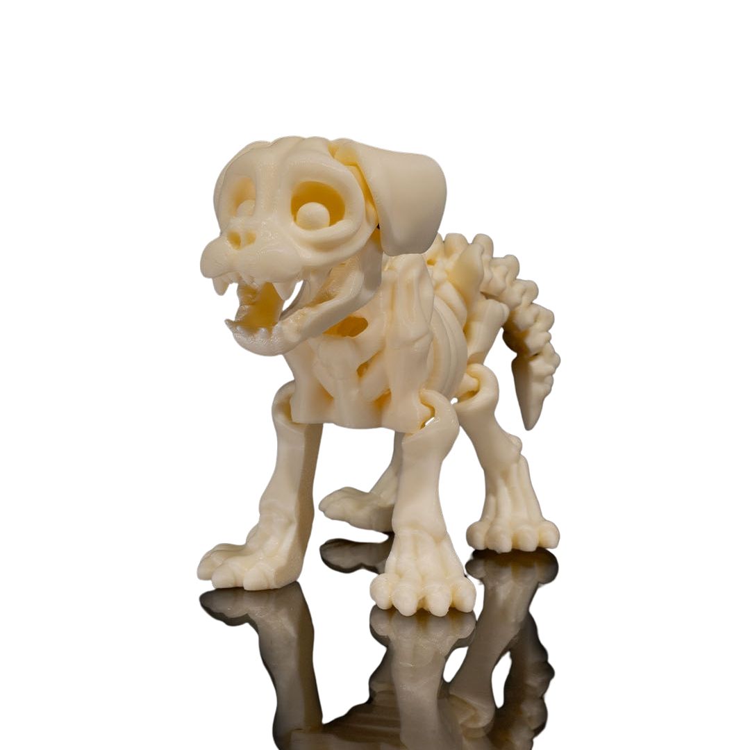 Bone, der treue Skeleton-Hund aus hochwertigem 3D-Druck mit loyalem Blick und aufmerksamer Haltung - zuverlässige Gothic Deko-Figur von Gecko3D.de