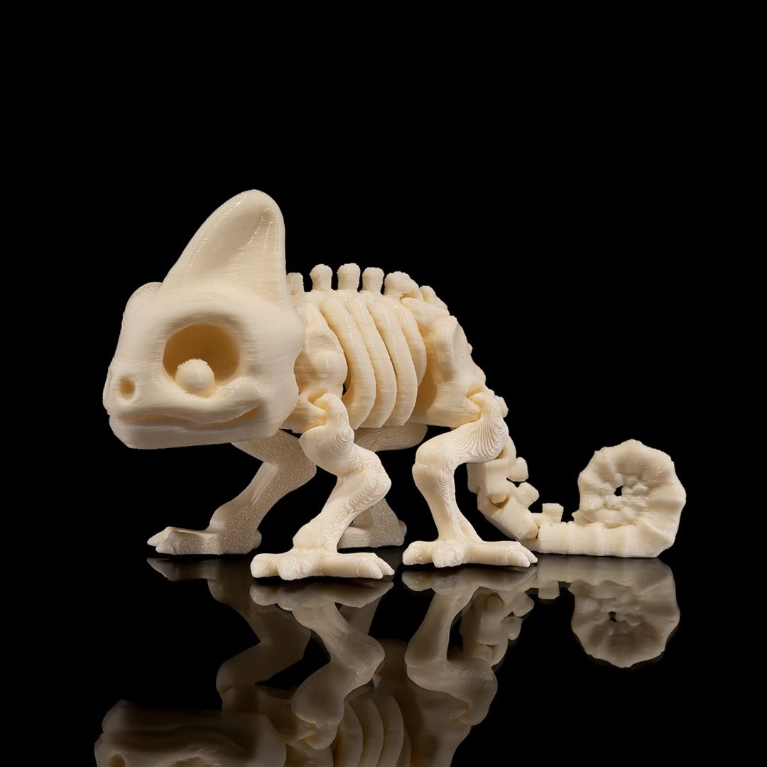 Marvin Skeleton-Chamäleon 3D-Figur - durchtriebenes Gothic Deko-Highlight mit verschlagenem Ausdruck, weiße Knochenstruktur, Reptilien-Design, 16g leicht, Gecko3D Sammelfigur
