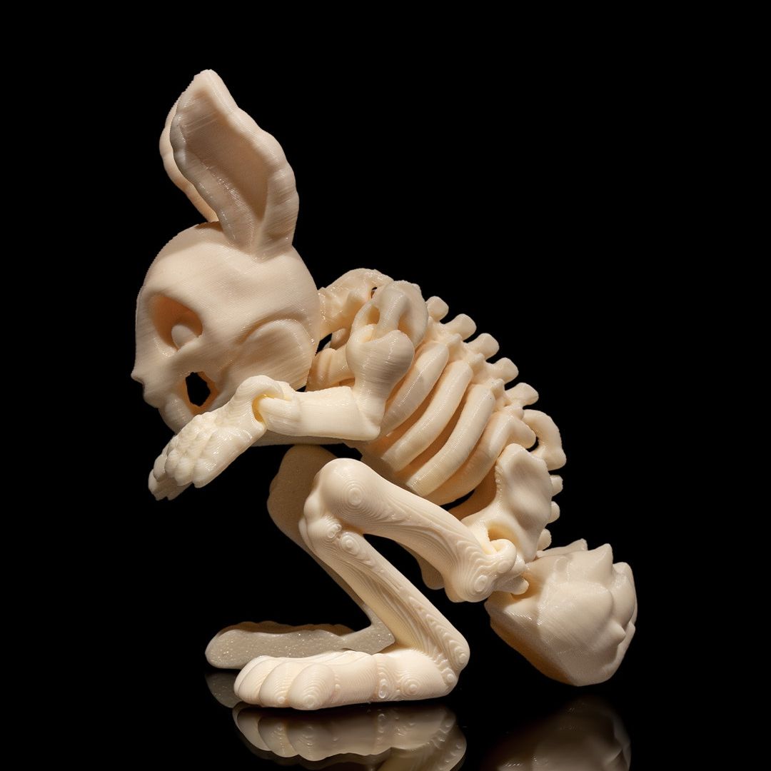 Rosalba, der verschmitzte Skeleton-Bunny aus hochwertigem 3D-Druck mit schelmischem Grinsen und detaillierten Knochen-Features - Gothic Deko-Highlight von Gecko3D.de