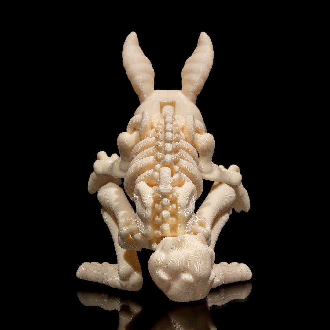 Rosalba, der verschmitzte Skeleton-Bunny aus hochwertigem 3D-Druck mit schelmischem Grinsen und detaillierten Knochen-Features - Gothic Deko-Highlight von Gecko3D.de