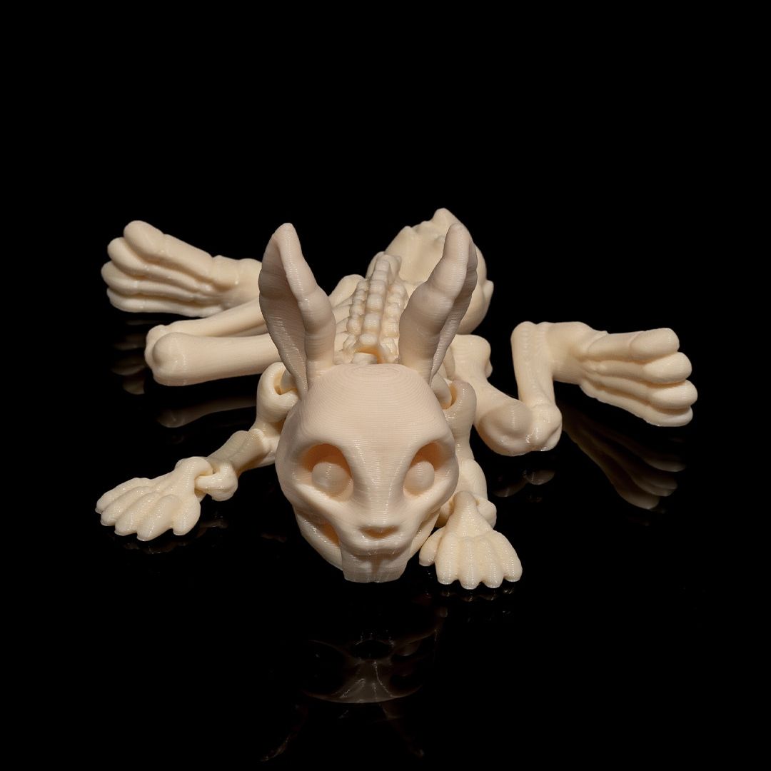 Rosalba, der verschmitzte Skeleton-Bunny aus hochwertigem 3D-Druck mit schelmischem Grinsen und detaillierten Knochen-Features - Gothic Deko-Highlight von Gecko3D.de