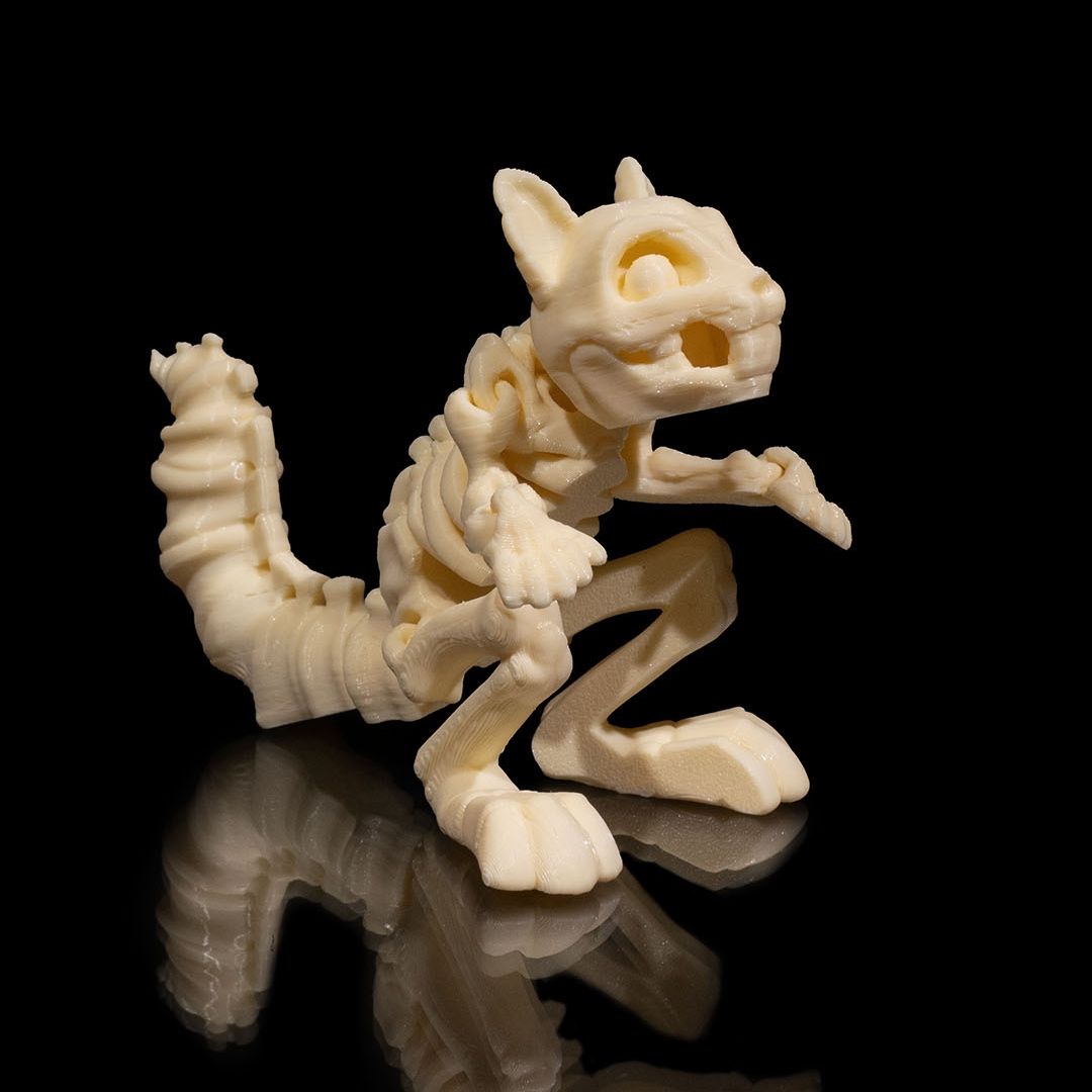 Elise, das flinke Skeleton-Eichhörnchen aus hochwertigem 3D-Druck mit neugierigem Blick und dynamischer Pose - energievolle Gothic Deko-Figur von Gecko3D.de