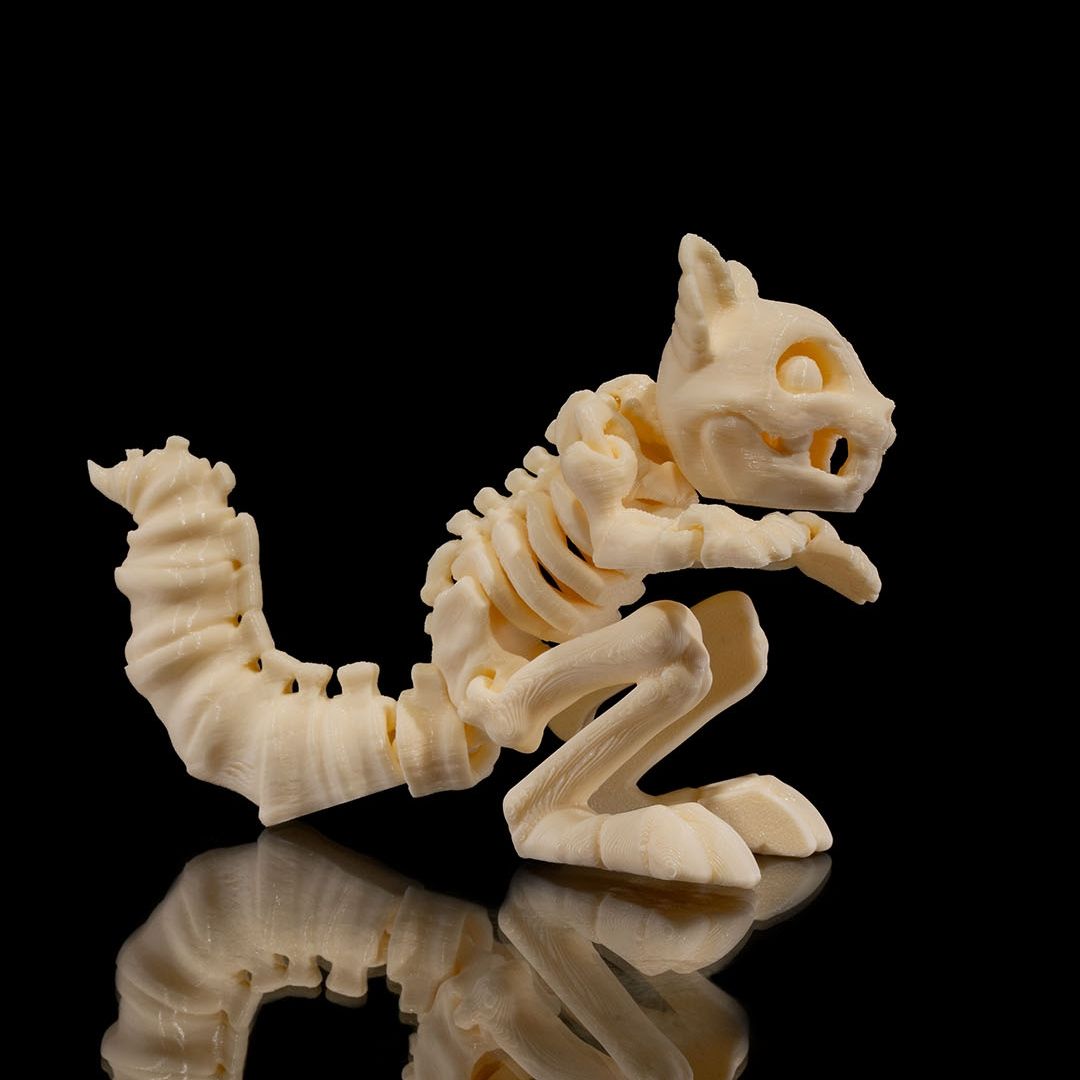 Elise, das flinke Skeleton-Eichhörnchen aus hochwertigem 3D-Druck mit neugierigem Blick und dynamischer Pose - energievolle Gothic Deko-Figur von Gecko3D.de