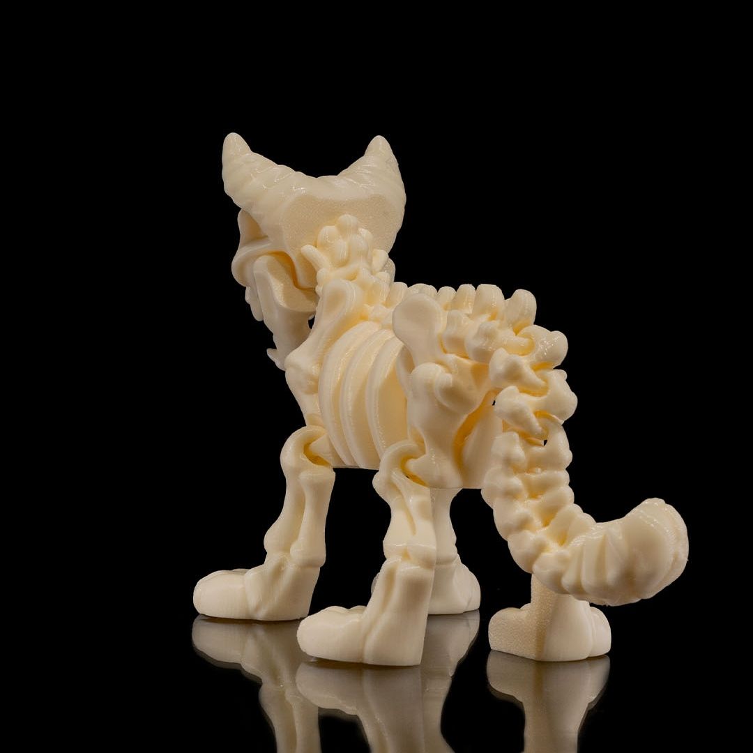 Muna, die geheimnisvolle Skeleton-Katze aus hochwertigem 3D-Druck mit rätselhaftem Blick und eleganter Haltung - mystische Gothic Deko-Figur von Gecko3D.de