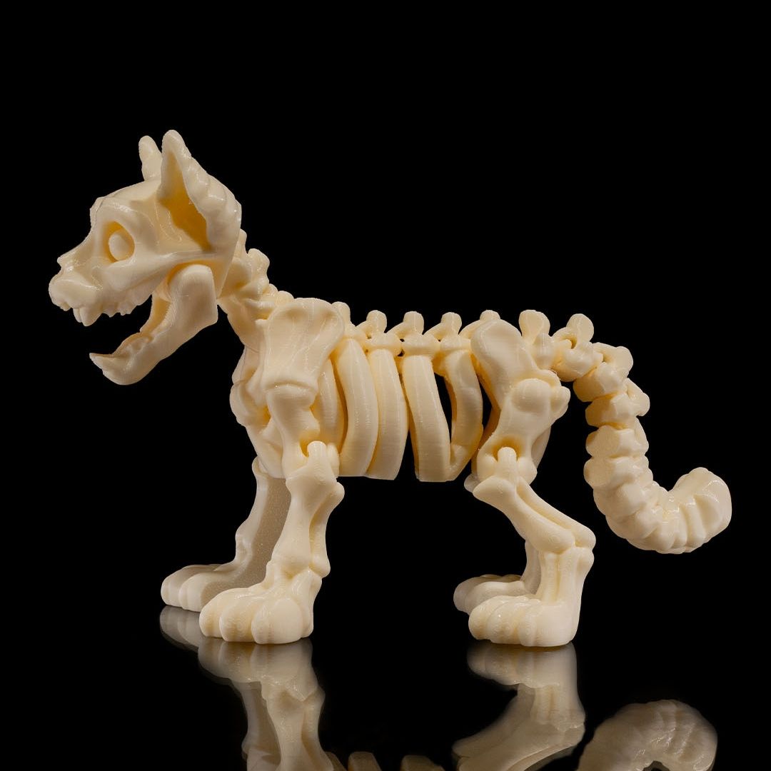 Muna, die geheimnisvolle Skeleton-Katze aus hochwertigem 3D-Druck mit rätselhaftem Blick und eleganter Haltung - mystische Gothic Deko-Figur von Gecko3D.de