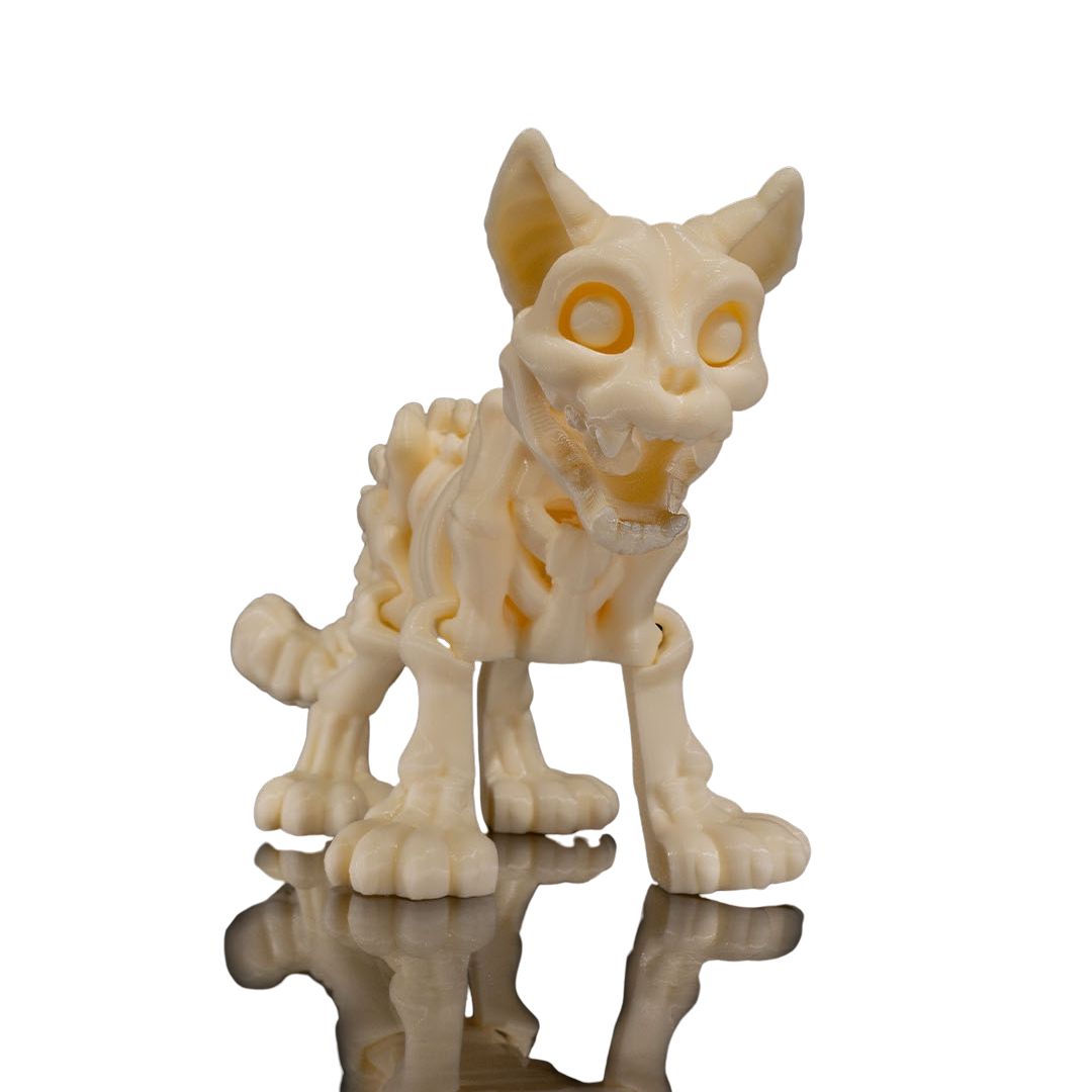Muna, die geheimnisvolle Skeleton-Katze aus hochwertigem 3D-Druck mit rätselhaftem Blick und eleganter Haltung - mystische Gothic Deko-Figur von Gecko3D.de
