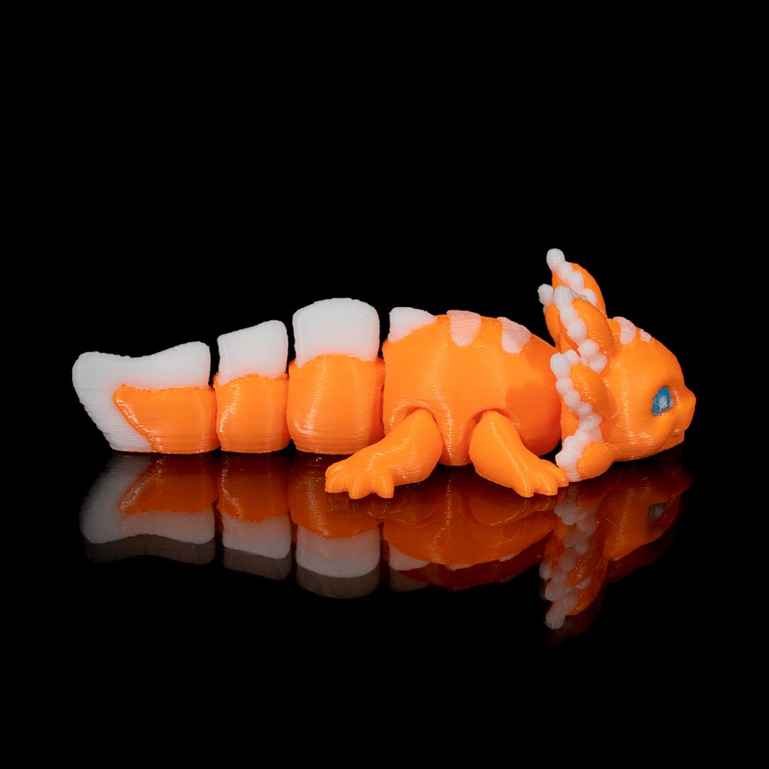 "Baby Candy Axolotl 3D-Figur in bonbonorange-weißer Farbgebung mit energiegeladenem Gesichtsausdruck, süßer Wirbelwind mit voll beweglichen Gelenken"Gecko3d