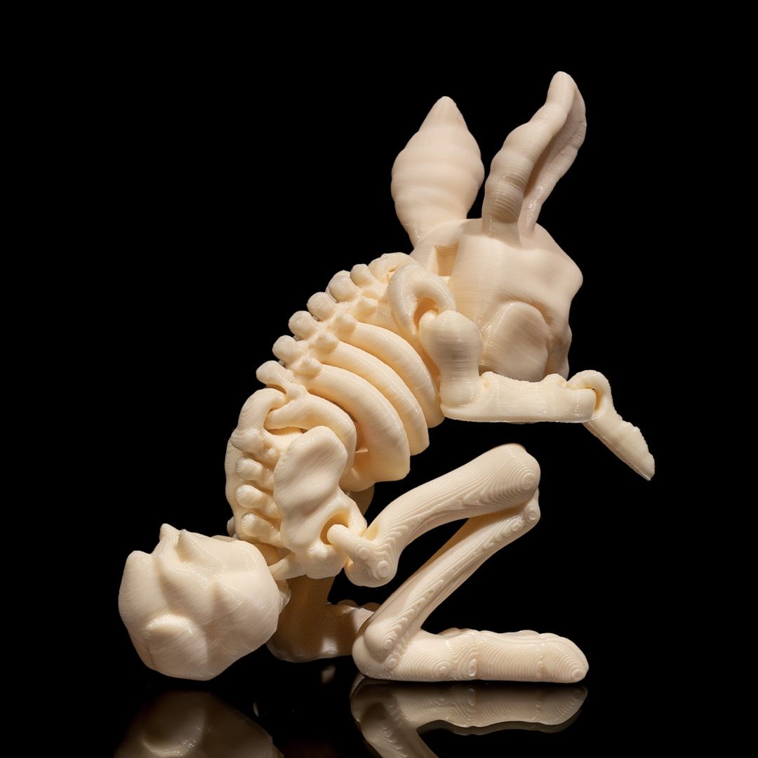 Rosalba, der verschmitzte Skeleton-Bunny aus hochwertigem 3D-Druck mit schelmischem Grinsen und detaillierten Knochen-Features - Gothic Deko-Highlight von Gecko3D.de