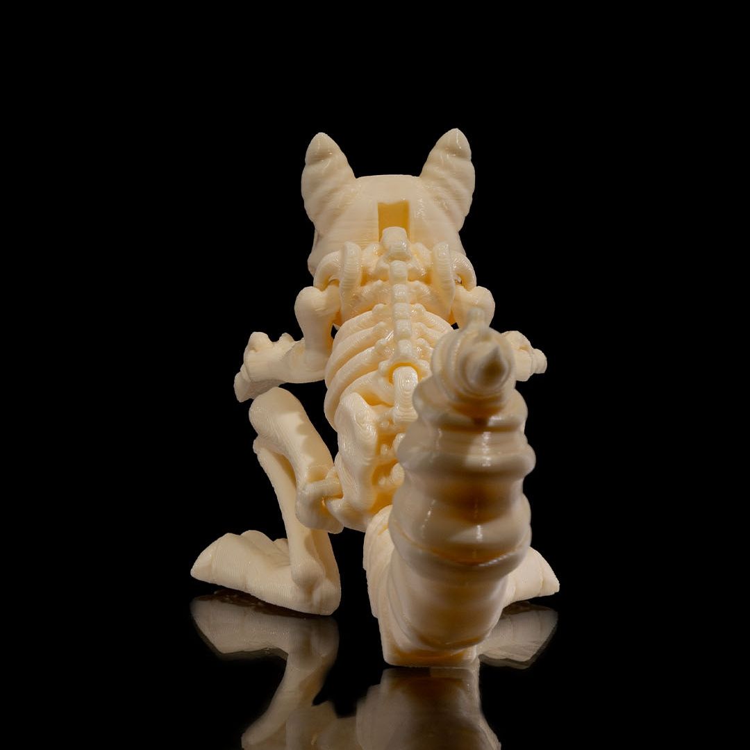 Elise, das flinke Skeleton-Eichhörnchen aus hochwertigem 3D-Druck mit neugierigem Blick und dynamischer Pose - energievolle Gothic Deko-Figur von Gecko3D.de