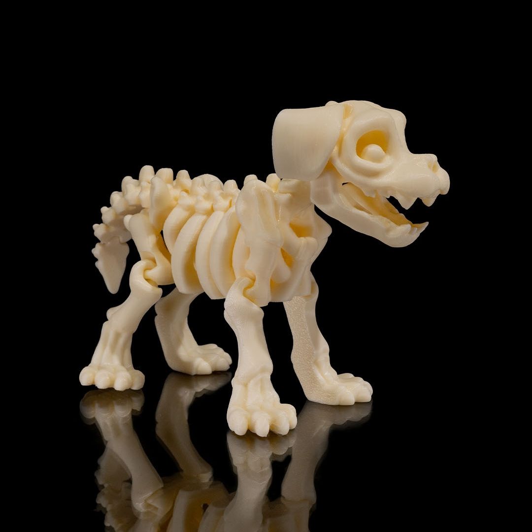 Bone, der treue Skeleton-Hund aus hochwertigem 3D-Druck mit loyalem Blick und aufmerksamer Haltung - zuverlässige Gothic Deko-Figur von Gecko3D.de