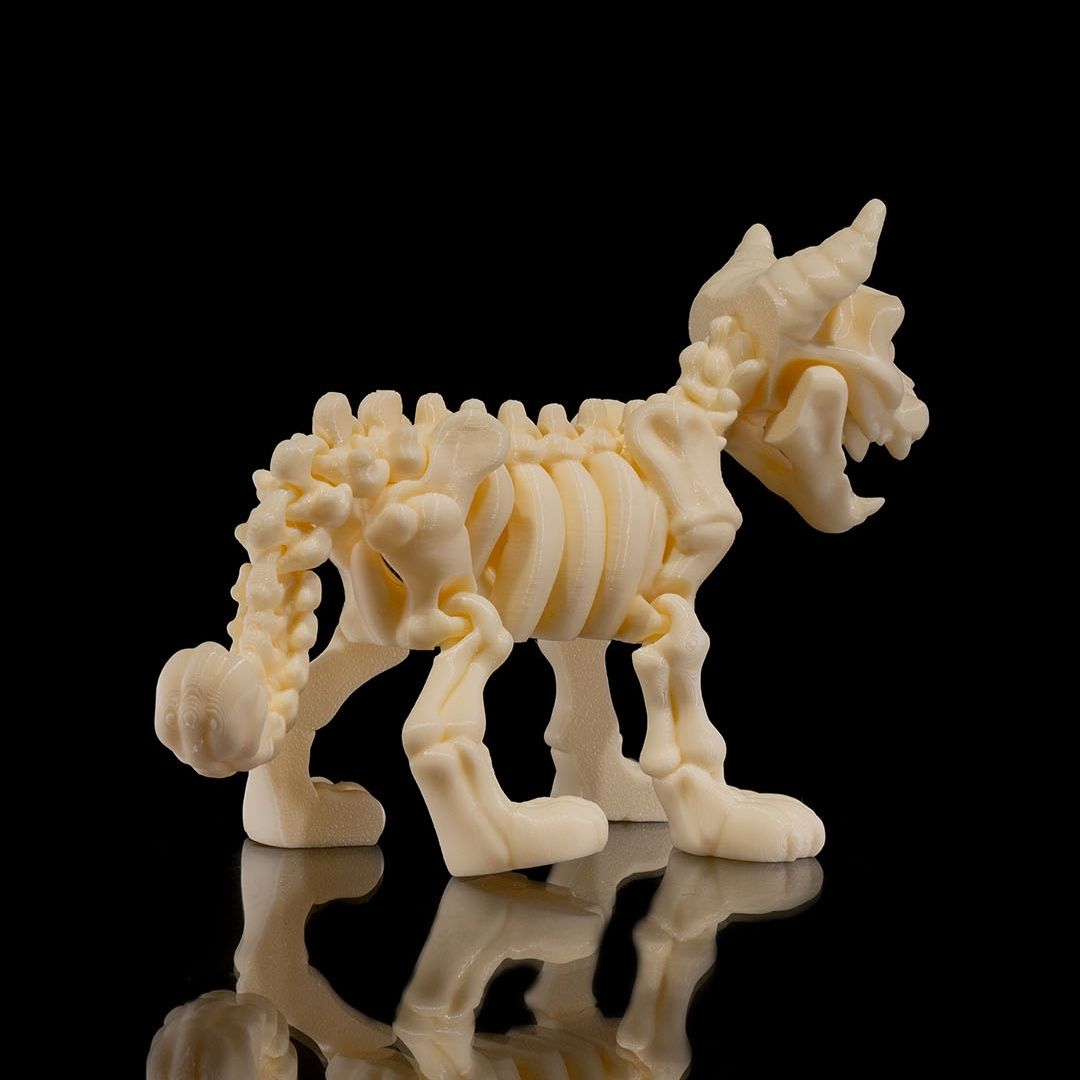 Muna, die geheimnisvolle Skeleton-Katze aus hochwertigem 3D-Druck mit rätselhaftem Blick und eleganter Haltung - mystische Gothic Deko-Figur von Gecko3D.de