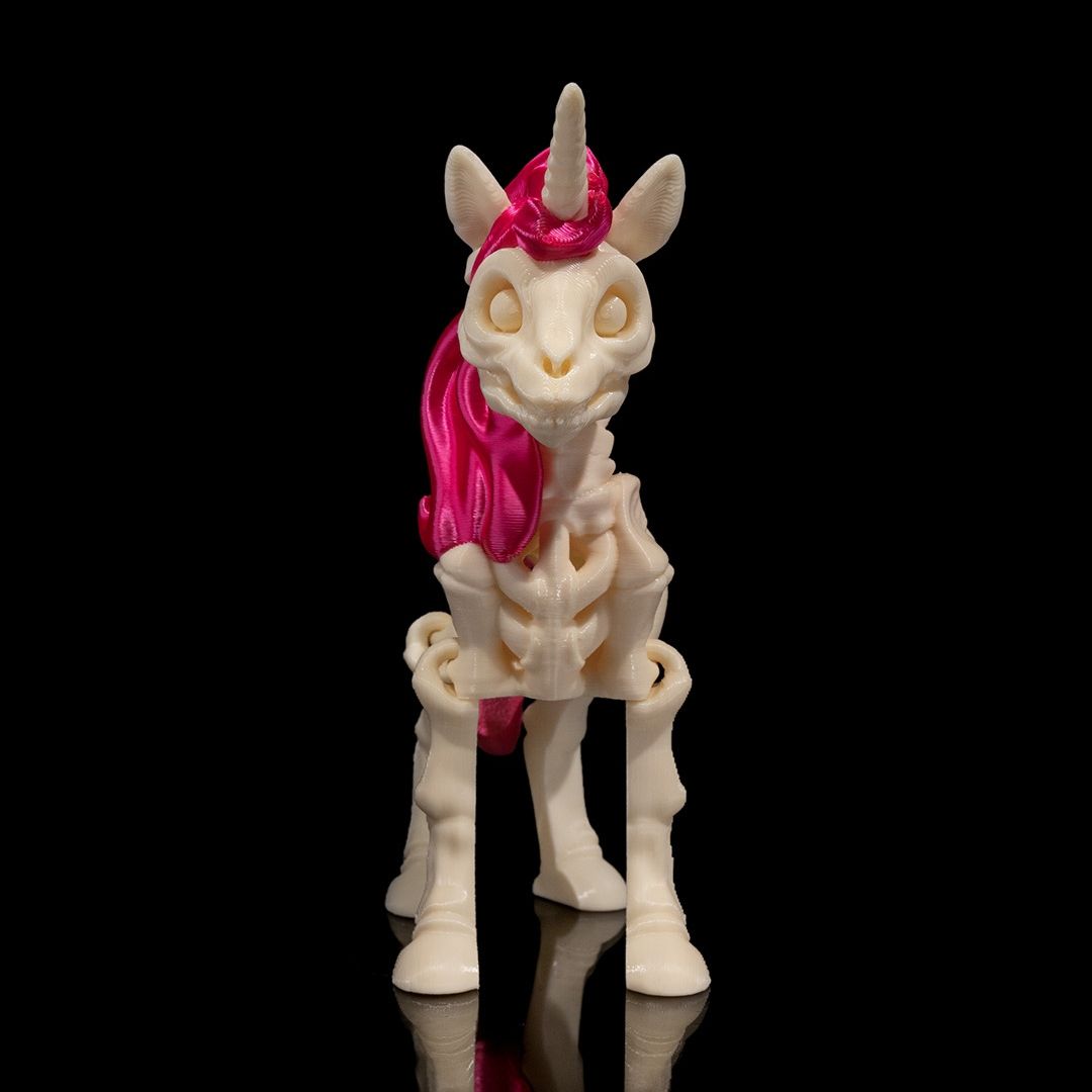 Aurelia Skeleton-Einhorn 3D-Figur - verträumtes Gothic Deko-Highlight mit sanfter Ausstrahlung, weiße Knochenstruktur, Einhorn-Design mit Horn, Gecko3D Sammelfigur