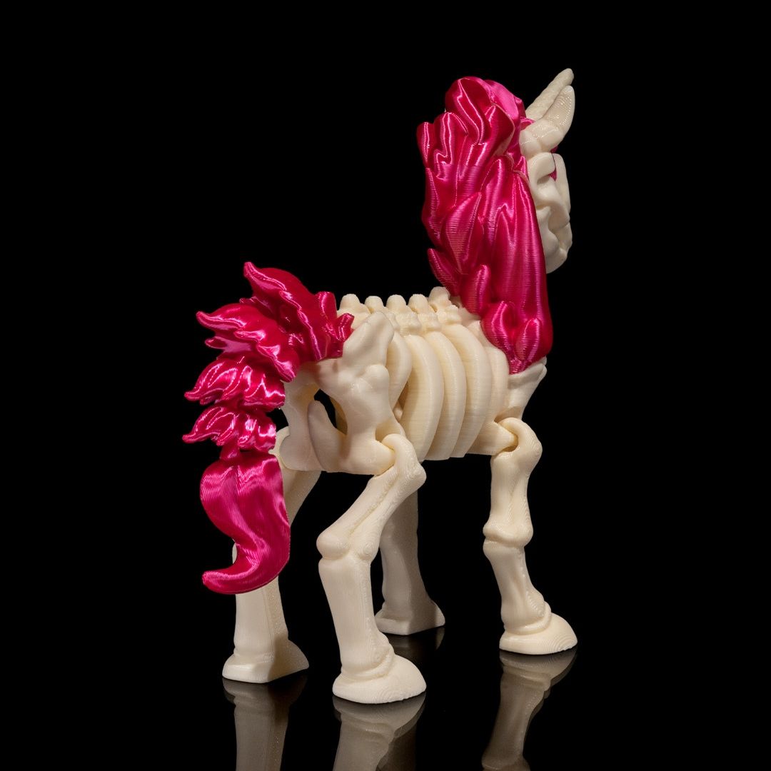Aurelia Skeleton-Einhorn 3D-Figur - verträumtes Gothic Deko-Highlight mit sanfter Ausstrahlung, weiße Knochenstruktur, Einhorn-Design mit Horn, Gecko3D Sammelfigur