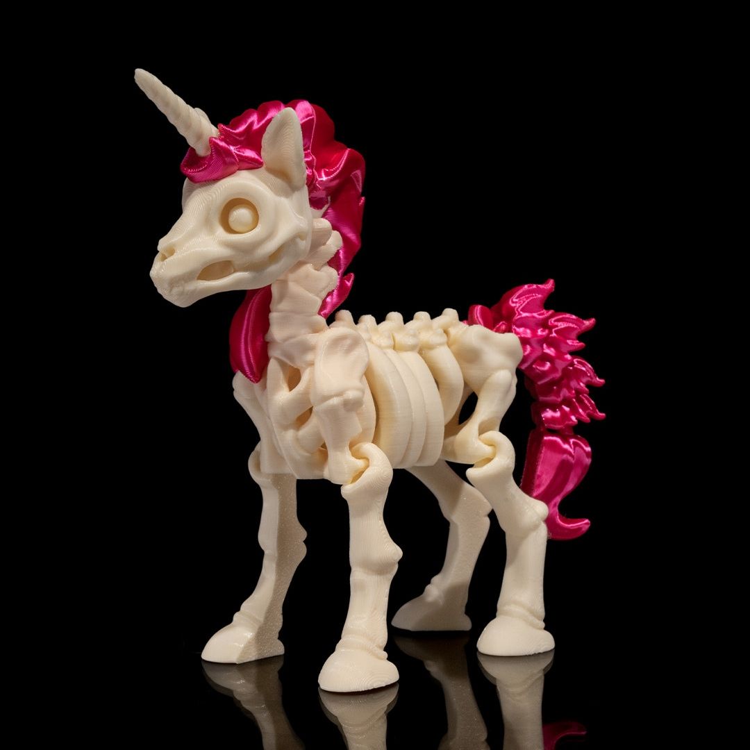 Aurelia Skeleton-Einhorn 3D-Figur - verträumtes Gothic Deko-Highlight mit sanfter Ausstrahlung, weiße Knochenstruktur, Einhorn-Design mit Horn, Gecko3D Sammelfigur