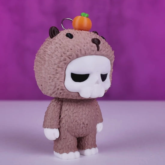 "Poppy Skubbie Sammelfigur in Aktion - 3D-gedruckte Bären-Figur mit Mandarinchen auf dem Kopf dreht sich und zeigt alle Details der süßen Gecko3D Sammelfigur als Taschenanhänger und Schlüsselanhänger"