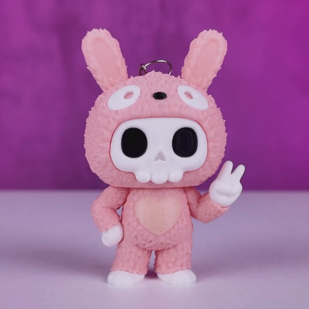 Tuff Bunny Skubbie Video - 360° Ansicht der bunten 3D Sammelfigur mit rebellischem Charakter und Peace-Zeichen Details von Gecko3D als Taschenanhänger und Schlüsselanhänger"