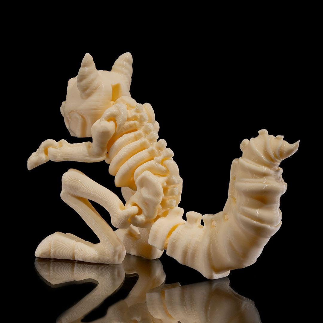 Elise, das flinke Skeleton-Eichhörnchen aus hochwertigem 3D-Druck mit neugierigem Blick und dynamischer Pose - energievolle Gothic Deko-Figur von Gecko3D.de