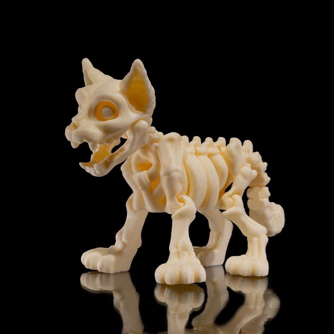 Muna, die geheimnisvolle Skeleton-Katze aus hochwertigem 3D-Druck mit rätselhaftem Blick und eleganter Haltung - mystische Gothic Deko-Figur von Gecko3D.de
